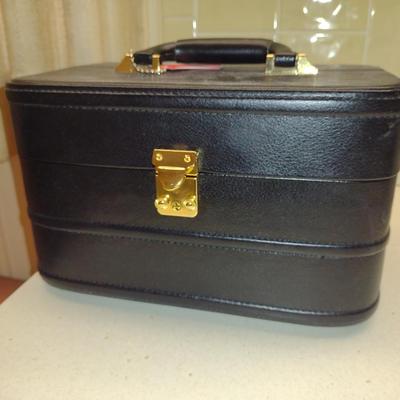 Small Train/Travel Case with Key- Approx 11" x 7 1/2" x 6 3/4" Tall