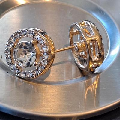 Beautiful 1 ct Moissanite and synthetic Zirconia