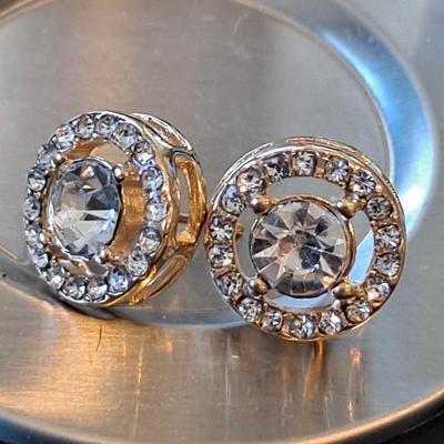 Beautiful 1 ct Moissanite and synthetic Zirconia