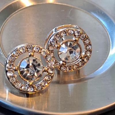 Beautiful 1 ct Moissanite and synthetic Zirconia