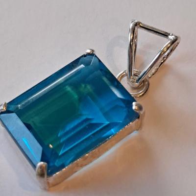 Blue stone fashion pendant