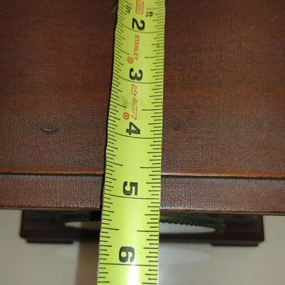 Seth Thomas Wood Case Table/Mantle Clock with Key- Approx 10 3/4" Tall