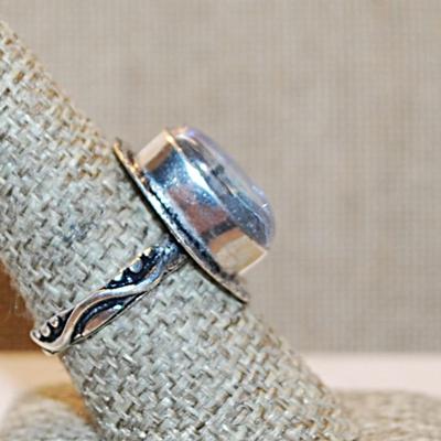 Size 8½ Marked .925 DENDRITE Style Oval Glass Gemstone Ring with a Flat Full Surround on a Silver-Plated Band (5.4g)
