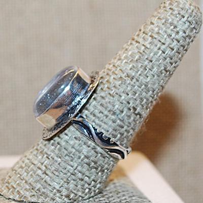 Size 8½ Marked .925 DENDRITE Style Oval Glass Gemstone Ring with a Flat Full Surround on a Silver-Plated Band (5.4g)