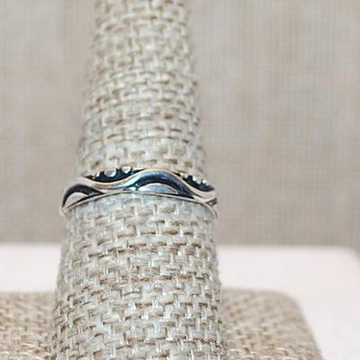 Size 8½ Marked .925 DENDRITE Style Oval Glass Gemstone Ring with a Flat Full Surround on a Silver-Plated Band (5.4g)