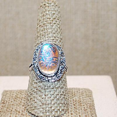 Size 8½ Marked .925 DENDRITE Style Oval Glass Gemstone Ring with a Flat Full Surround on a Silver-Plated Band (5.4g)