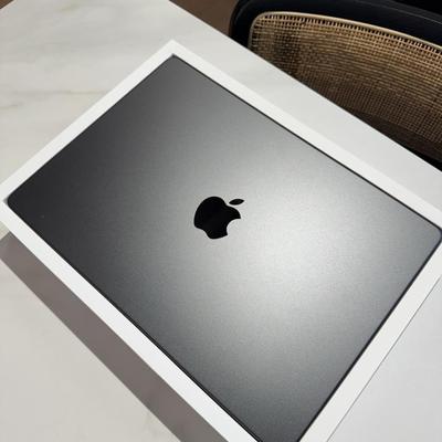 Sale Photo Thumbnail #122: I’m selling a 14-inch MacBook Pro, 2024 model, equipped with the Apple M4 Pro chip.

The device is brand new (open box), never actually used, and still under AppleCare warranty until January 2026.



Key specifications:

	•	Apple M4 Pro chip

	•	24G