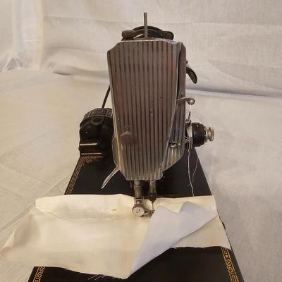 Singer Model 221-1 Featherweight Sewing Machine (BGB-JS )
