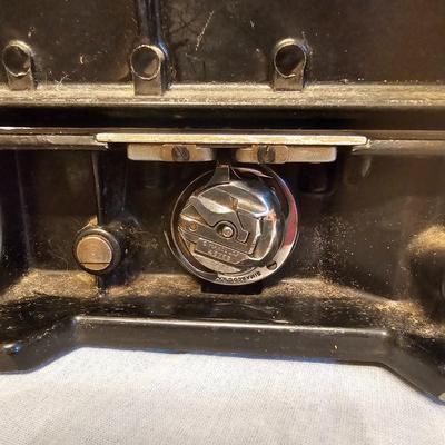 Singer Model 221-1 Featherweight Sewing Machine (BGB-JS )