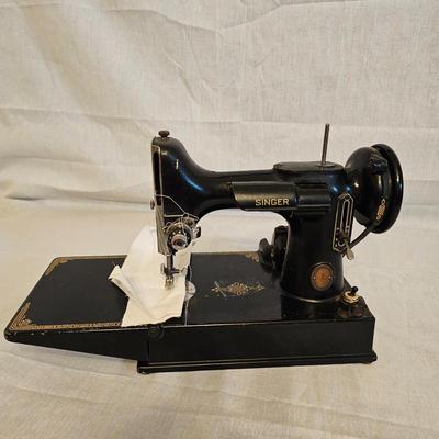 Singer Model 221-1 Featherweight Sewing Machine (BGB-JS )