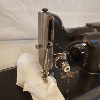 Singer Model 221-1 Featherweight Sewing Machine (BGB-JS )