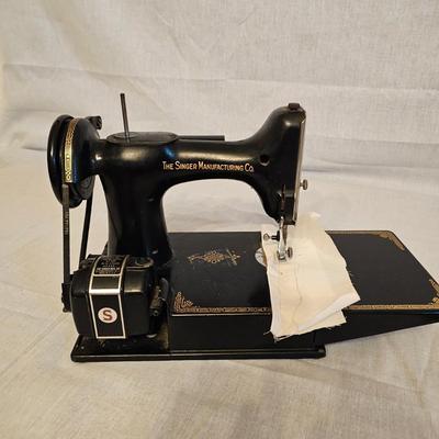 Singer Model 221-1 Featherweight Sewing Machine (BGB-JS )