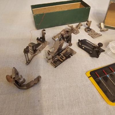 Singer Model 221-1 Featherweight Sewing Machine (BGB-JS )