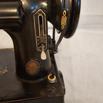 Singer Model 221-1 Featherweight Sewing Machine (BGB-JS )