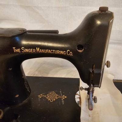 Singer Model 221-1 Featherweight Sewing Machine (BGB-JS )
