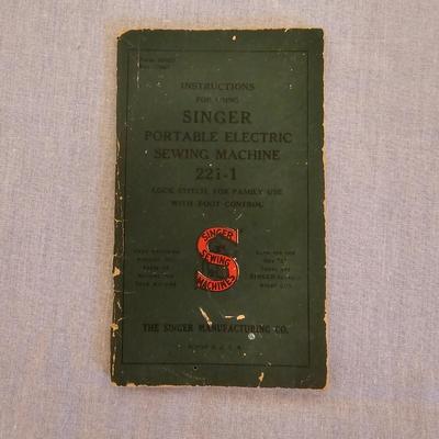 Singer Model 221-1 Featherweight Sewing Machine (BGB-JS )