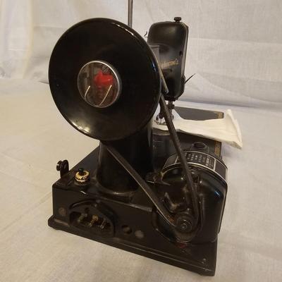Singer Model 221-1 Featherweight Sewing Machine (BGB-JS )