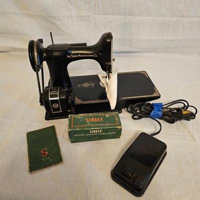 Singer Model 221-1 Featherweight Sewing Machine (BGB-JS )