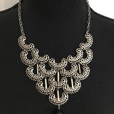 Vintage Sarah Coventry charisma, Silvertone bib collar necklace