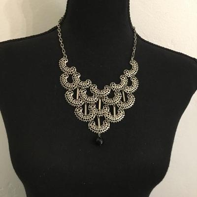 Vintage Sarah Coventry charisma, Silvertone bib collar necklace