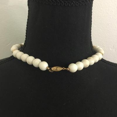 Beautiful, mid century beaded necklace with beautiful clasp