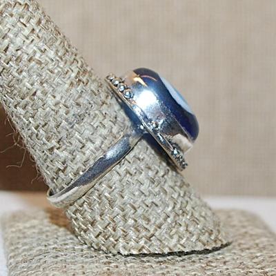 Size 9 Marked .925 (Marking Offset) "EYEBALL" CABOCHON Gemstone Ring with Decorative Surround on a Silver-Plated Band (6.2g)