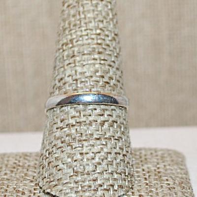 Size 9 Marked .925 (Marking Offset) "EYEBALL" CABOCHON Gemstone Ring with Decorative Surround on a Silver-Plated Band (6.2g)