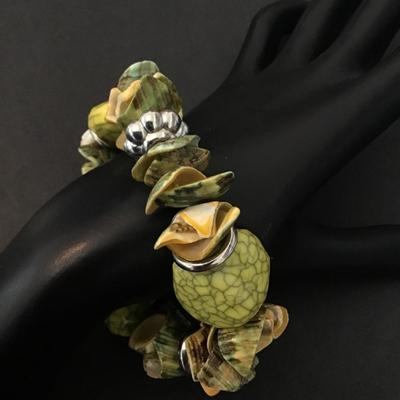 Yellow green shell stretch bracelet