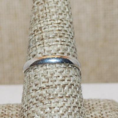 Size 8½ Marked .925 CLEAR Light Blue OPAL Style Gemstone Ring on a Silver-Plated Band (5.1g)
