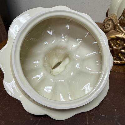David’s Ceramic Cinderella Cooke Jar Carriage Gold & Ivory