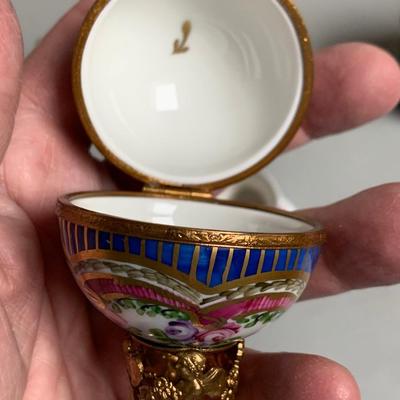 Royal Doulton Figurines Limoges Pill Box +++