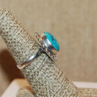 Size 7 Marked .925 Oval Crackled Turquoise Gemstone Ring with Rope Style Surround on a Silver-Plated Band (3.7g)