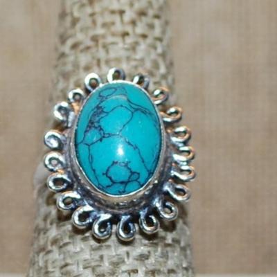 Size 7 Marked .925 Oval Crackled Turquoise Gemstone Ring with Rope Style Surround on a Silver-Plated Band (3.7g)