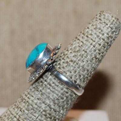 Size 7 Marked .925 Oval Crackled Turquoise Gemstone Ring with Rope Style Surround on a Silver-Plated Band (3.7g)
