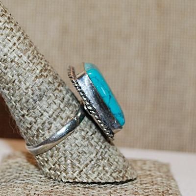 Size 9½ Marked .925 Large Rectangle Crackled Turquoise Gemstone Ring with Rope Style Surround on a Silver-Plated Band (6.5g)