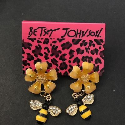 Betsey Johnson honeybee flower earrings