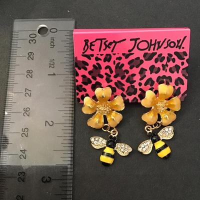 Betsey Johnson honeybee flower earrings