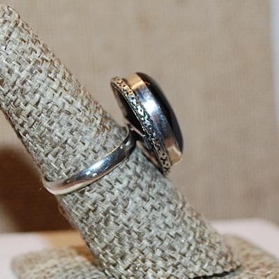Size 7 Marked .925 Oval BLACK CABOCHON Gemstone Ring on a Silver-Plated Band (5.1g)