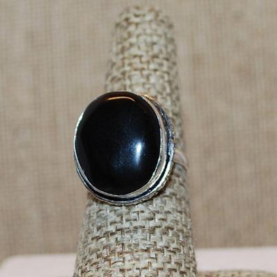 Size 7 Marked .925 Oval BLACK CABOCHON Gemstone Ring on a Silver-Plated Band (5.1g)