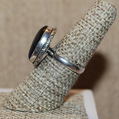 Size 7 Marked .925 Oval BLACK CABOCHON Gemstone Ring on a Silver-Plated Band (5.1g)