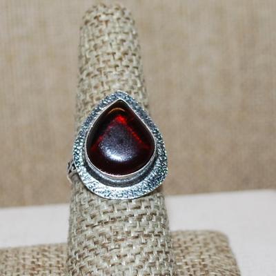 Size 8 RED PEAR GLASS CABOCHON Gemstone Ring with Flat Surround on a Decorative Silver Tone Band (5.2g)