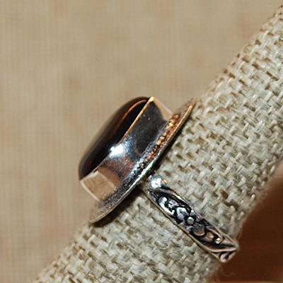 Size 8 RED PEAR GLASS CABOCHON Gemstone Ring with Flat Surround on a Decorative Silver Tone Band (5.2g)