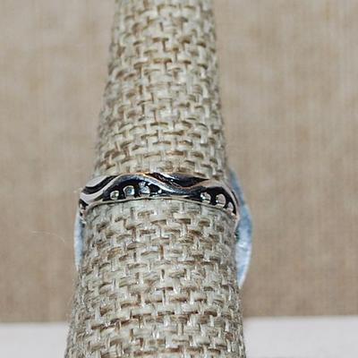Size 6½ Oval VIOLET CABOCHON Gemstone Ring with Flat Surround on a Decorative Silver Tone Band (6.3g)
