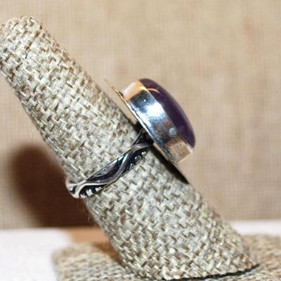 Size 6½ Oval VIOLET CABOCHON Gemstone Ring with Flat Surround on a Decorative Silver Tone Band (6.3g)