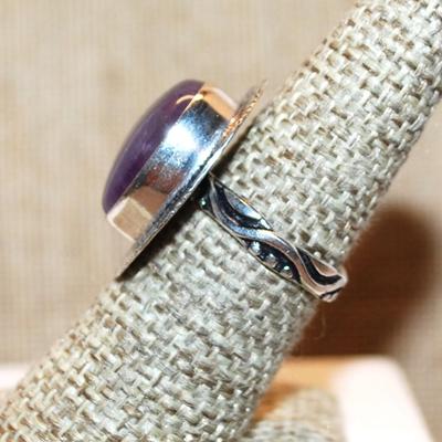 Size 6½ Oval VIOLET CABOCHON Gemstone Ring with Flat Surround on a Decorative Silver Tone Band (6.3g)