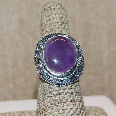 Size 6½ Oval VIOLET CABOCHON Gemstone Ring with Flat Surround on a Decorative Silver Tone Band (6.3g)