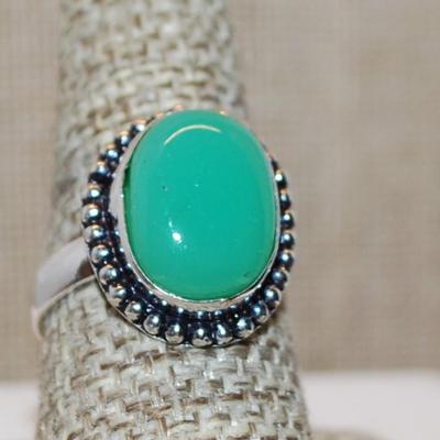Size 8½ Marked .925 Oval Opaque GREEN CABOCHON Gemstone Ring with Dimple Surround on a Silver-Plated Band (5.4g)