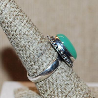 Size 8½ Marked .925 Oval Opaque GREEN CABOCHON Gemstone Ring with Dimple Surround on a Silver-Plated Band (5.4g)