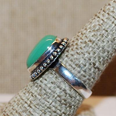 Size 8½ Marked .925 Oval Opaque GREEN CABOCHON Gemstone Ring with Dimple Surround on a Silver-Plated Band (5.4g)