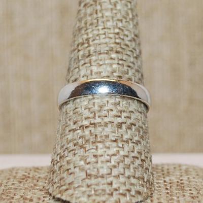 Size 8½ Marked .925 Oval Opaque GREEN CABOCHON Gemstone Ring with Dimple Surround on a Silver-Plated Band (5.4g)